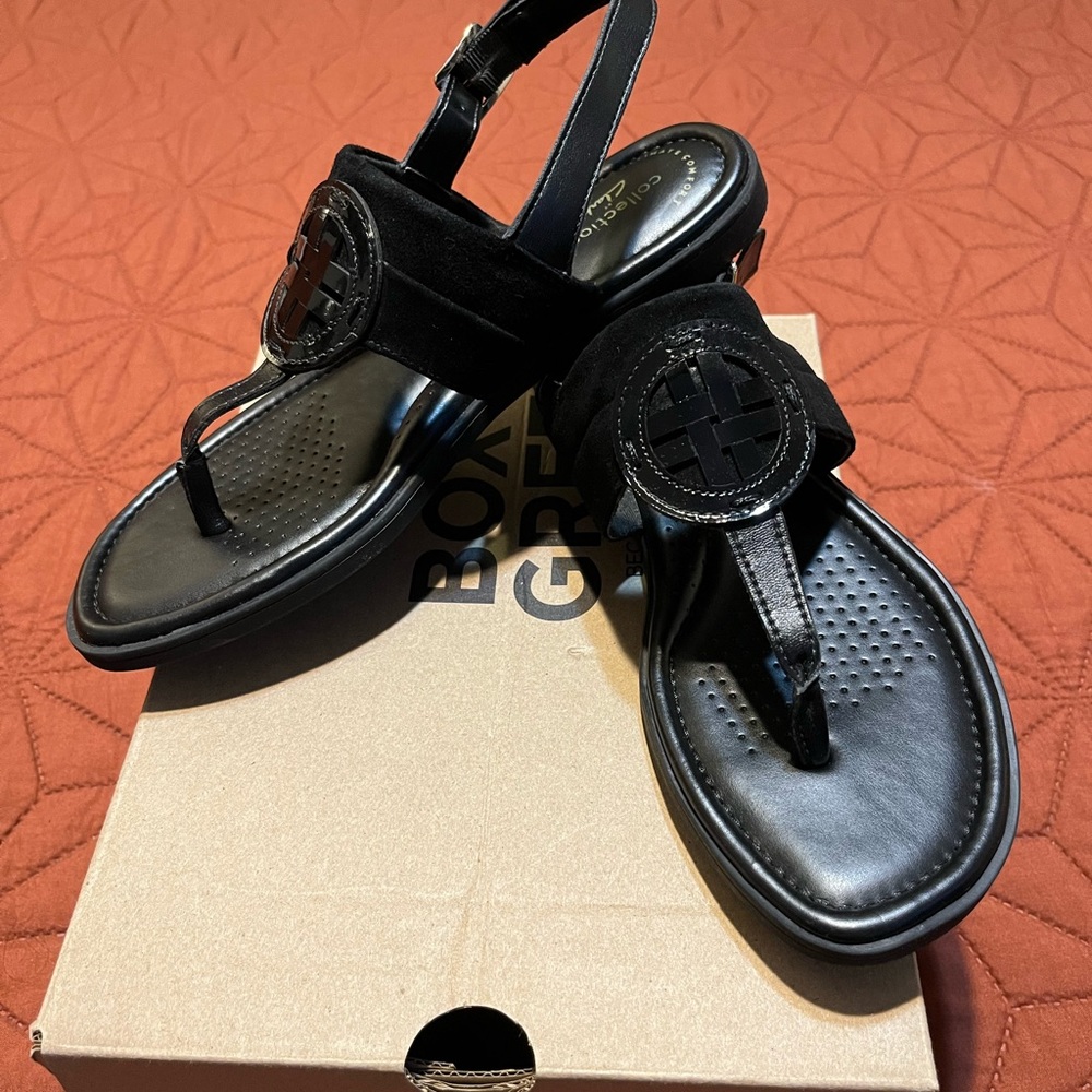 Clarks leather thong sandal. Part of the ultimate comfort collection. - Picture 2 of 5